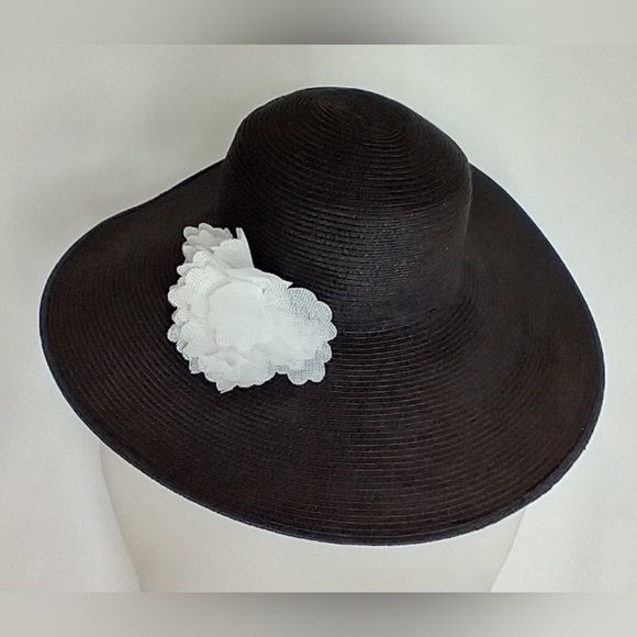 BLACK STRAW HAT WITH WHITE FLOWER - Picture 3 of 4